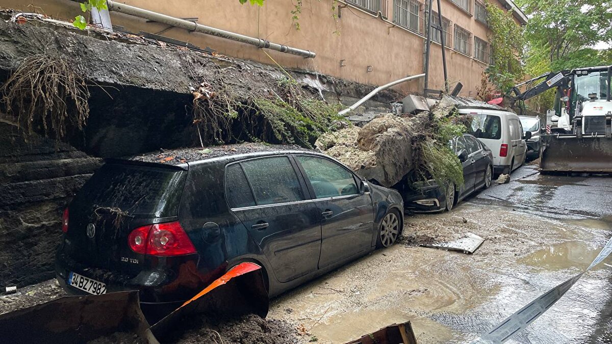 Yılanlı Ayazma Sokak'ta bulunan Topkapı Otosanayi Sitesi'nin istinat duvarı, sağanak nedeniyle park halindeki araçların üzerine çöktü.