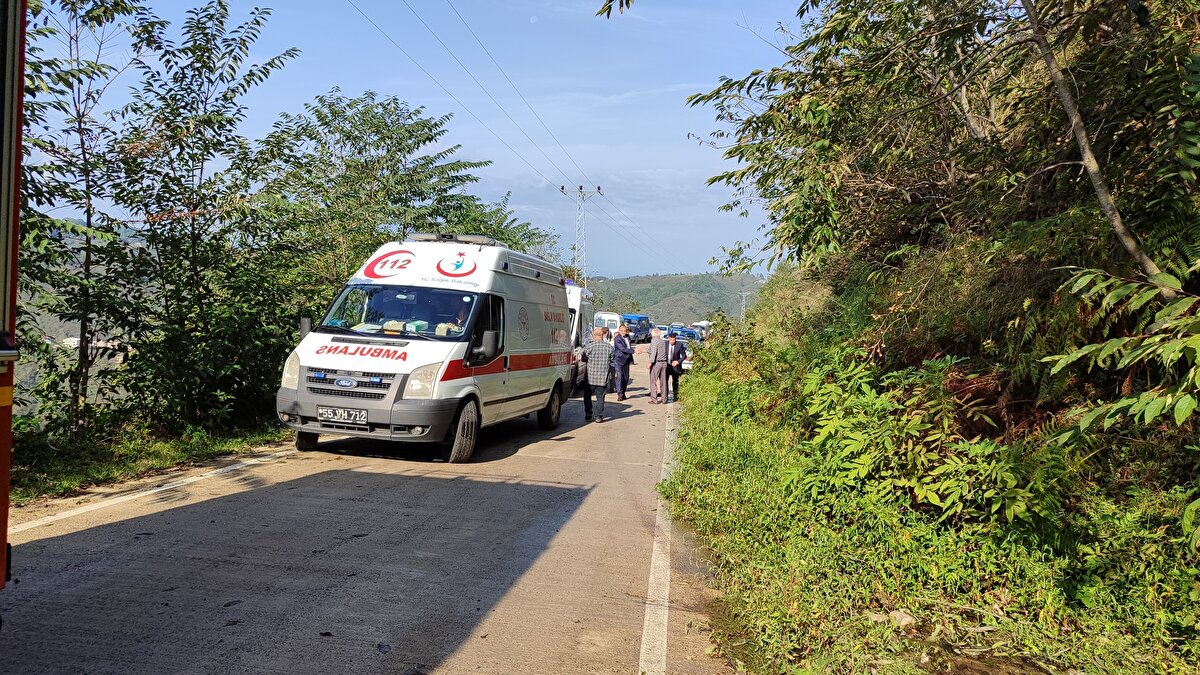 Yaralılar çıkarıldıktan sonra alev alan minibüs tamamen yandı.<br><br>Salıpazarı Devlet Hastanesi'ne kaldırılan yaralılardan Emrullah Dündar Samsun Eğitim ve Araştırma Hastanesi'ne, diğerleri ise Çarşamba Devlet Hastanesi'ne sevk edildi.