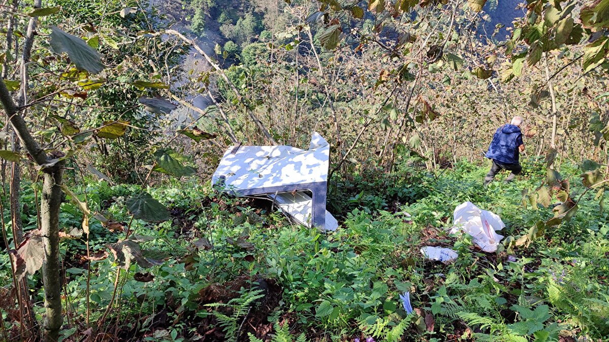 Cevizli Mahallesi'nde Sinan Keskin idaresindeki minibüs ile İbrahim Fidan yönetimindeki kamyonet çarpıştı. Çarpışmanın etkisiyle yoldan çıkan minibüs yaklaşık 300 metre uçuruma yuvarlandı.<br><br>Sürücü ile minibüste yolcu olarak bulunan Cevizli İlkokulunda öğretmen oldukları öğrenilen Emrullah Dündar, Ebru Çetin ile aynı okulda hizmetli olarak çalışan Neşe Aslan yaralandı.