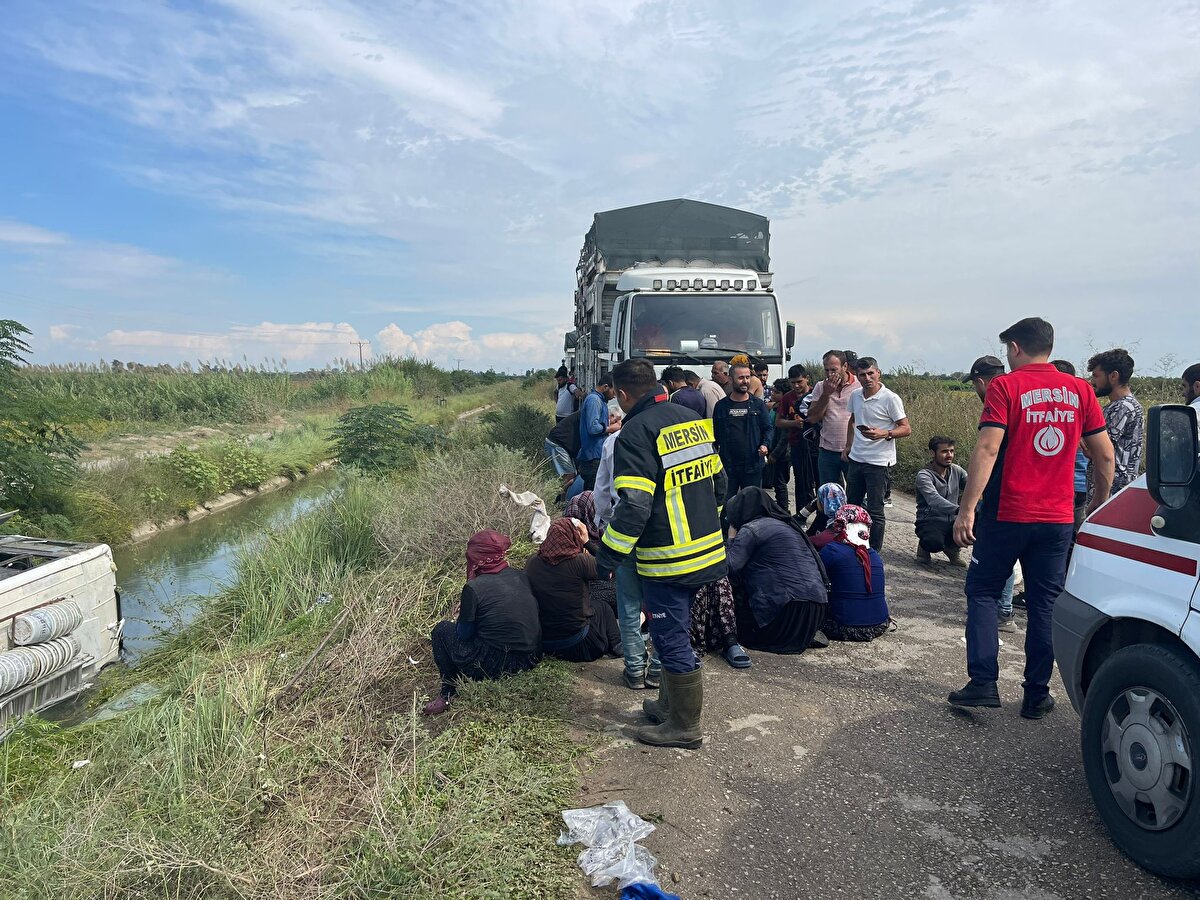 Kaza yerine ulaşan ekipler, devrilen midibüsteki tarım işçilerinin tahliyesini sağladı.