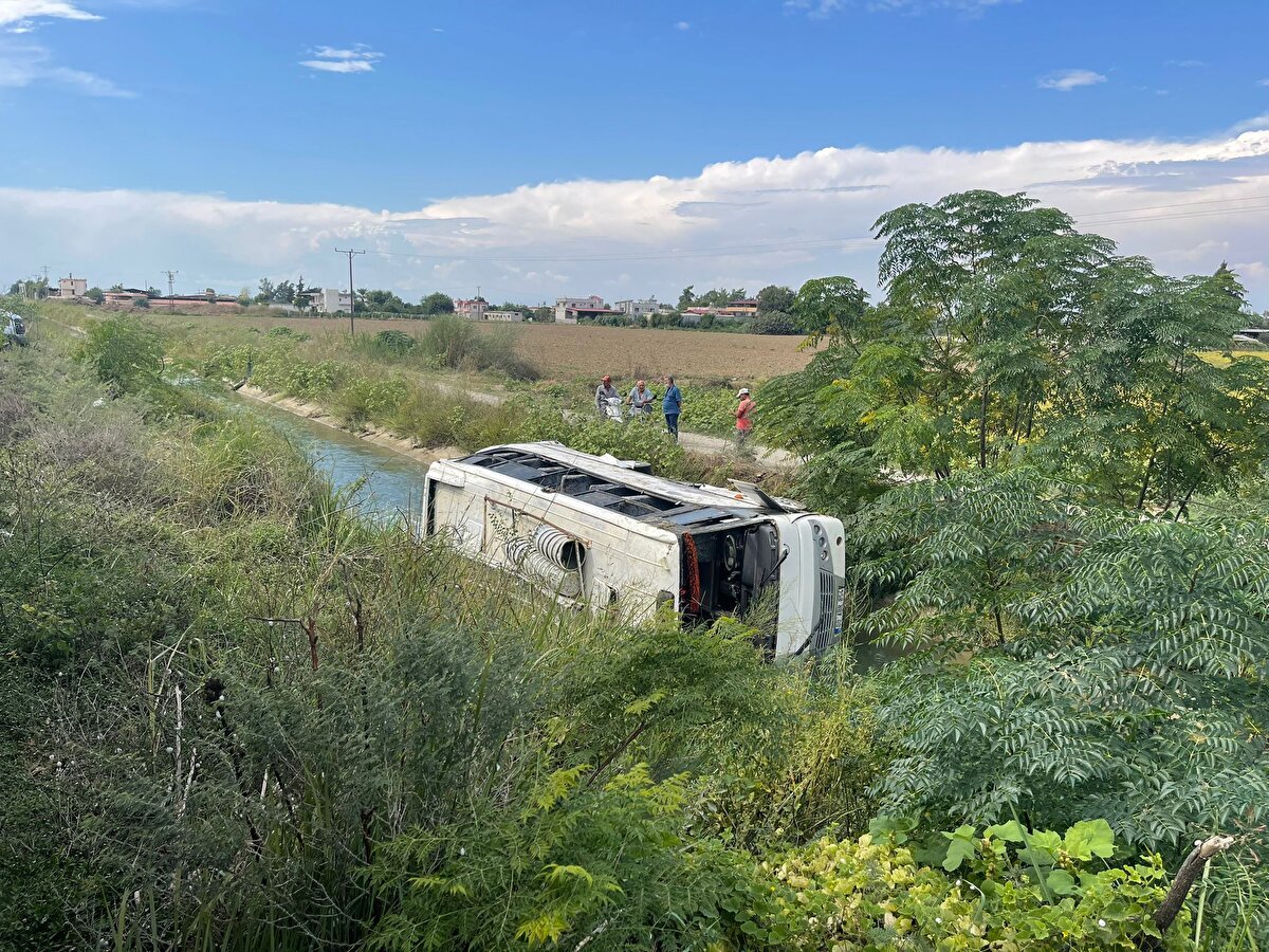 Ağır yaralandığı belirlenen 3 işçi, ambulansla Tarsus Devlet Hastanesi'ne kaldırıldı.