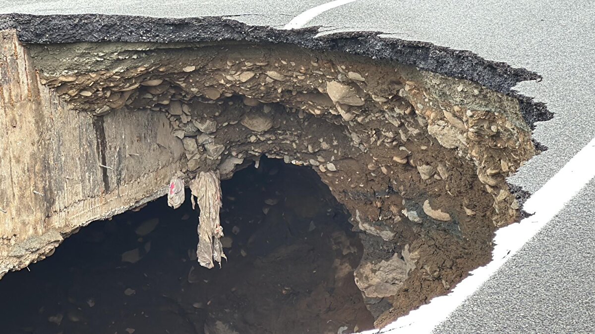 Rize Belediyesi, yağışların getirdiği taşkın ve heyelanlara ilişkin açıklama yaptı. Herhangi bir ölü ve yaralanmanın yaşanmadığının belirtildiği açıklamada, "Ardeşen İlçesi, Tunca beldesi Şenyuva mahallesinden 4 vatandaşımız tahliye edilmiştir. Karayolları sorumluluk alanında bulunan İyidere- İkizdere, Ayrım – Küçükçayır, Büyükköy – Güneysu, Ardeşen- Çamlıhemşin yollarında meydana gelen heyelan ve teresubatlar temizlenerek söz konusu yollardaki trafik akışı normale dönmüştür. Güneysu karayolunun 2'inci km'sinde çökme gerçekleşmiştir. Karayolları ve Jandarma Ekipleri tarafından gerekli önlemler alınmış olup riskli görülen yollar trafiğe kapatılmıştır. İl Özel İdaresi 9 ilçede, 55 köy içi yolunda yol açma çalışmalarına devam etmekte olup, ulaşıma kapalı ana yol bulunmamaktadır. DSİ tarafından riskli görülen noktalara iş makineleri sevk edilmiştir. AFAD (20 Arama Kurtarma Teknisyeni) ve AKUT ekipleri bölgede teyakkuz halinde bekletilmektedir. Ekipler tarafından çalışmalar aralıksız devam etmektedir" denildi.