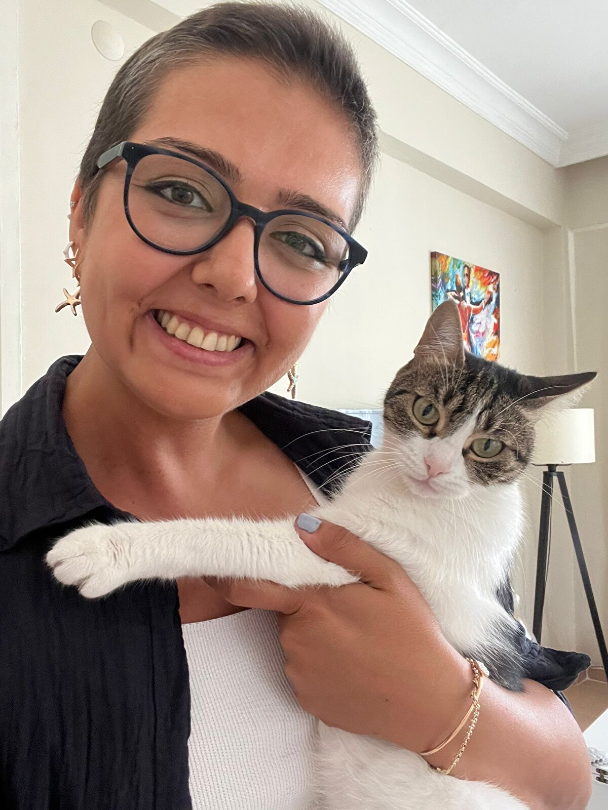 Seden Baş için kanser tanısının biyopsiden sonra kesinleştiğini ifade eden Bulut, şöyle konuştu:<br><br>"Lenf bezleri pozitifti, lokal ileri dediğimiz bir aşamadaydı. Kemoterapi ve immünoterapi ile başladık tedavisine. Seden, güçlü bir kadın. Tedaviye de çok inandı. Gerçekten inanmak bu işin belki de en önemli kısımlarından biri. Bu hastalığı yenebileceğini, tedaviyle düzelebileceğine inandı. Kitlenin küçüldüğünü gördükçe daha da motive oldu açıkçası."<br><br>Gülcan Bulut, meme kanseri konusunda özellikle kadınların dikkatli olmasını ve tarama yaptırmasını istedi.<br>