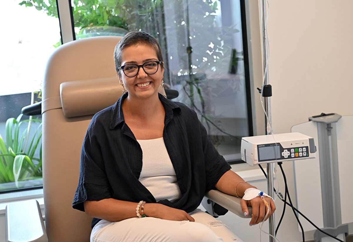 "Şans benim gerçekten şansım oldu"<br><br>Seden Baş, kedisi Şans'ın ona ikinci bir yaşam şansı verdiğine inandığını söyledi.<br><br>Şans'ın çok hırçın bir kedi olduğunu ve kimseye yaklaşmadığını anlatan Baş, "Anneleri ölmüş yavrulardan bir tanesini sahiplendim. Şu an 6 yaşında. Çok zor bir dönemden geçiyordum. Bana uğur getirmesini istediğim için ona Şans adını verdim. Bana böyle bir hayat şansı vereceğini asla bilmiyordum." dedi.<br><br>Kedisi Şans'ın sürekli, daha sonra tümör olduğu belirlenen sağ göğsüne yattığını dile getiren Baş, şöyle devam etti:<br><br>"Şans oradaki tümörü bana haber verdi aslında. Geçen sene ekim ayında başladı ağrılarım. Doktorlara gittiğim zaman bu öyküyü anlattığımda kedi tırmığı olarak nitelenen bir hastalık olabileceğini söylediler. 3 ay zaman kaybettim. Ocak ayında evre 3 C meme kanseri tanısı aldım. Şans benim gerçekten şansım oldu. Adının karşılığını verdi. Hikayem böyle başladı."