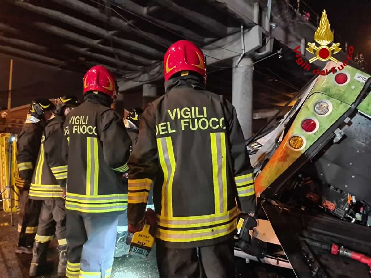 Kaza sonrasında bölgede araç ve demir yolu trafiği durduruldu.<br><br>Venedik Valiliğinden yapılan açıklamaya göre, kazada ilk belirlemelere göre 21 kişi hayatını kaybederken, 12 kişi yaralandı. 4-5 kişinin de kayıp olduğu ifade edildi.<br>