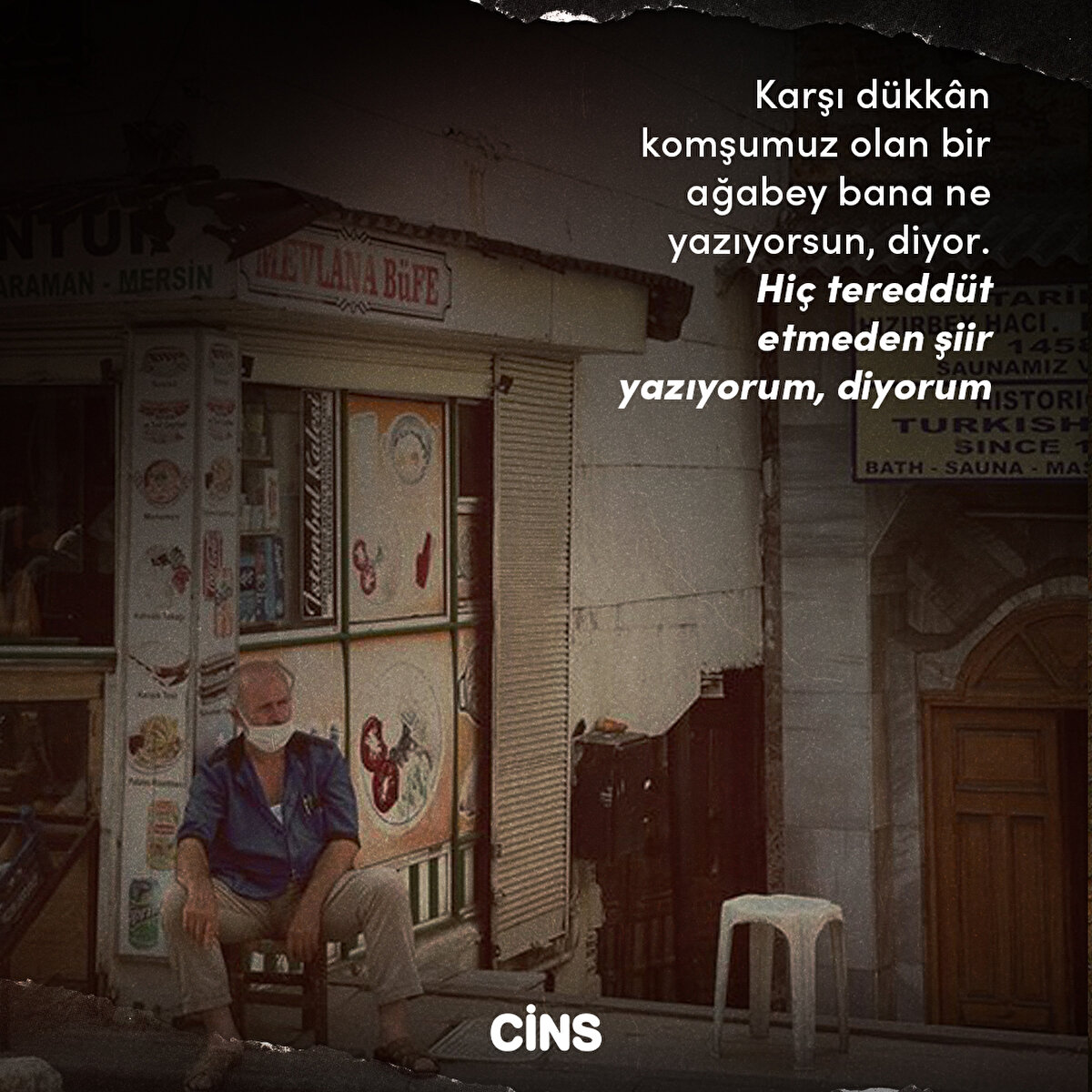 Karşı dükkân komşumuz olan bir ağabey bana ne yazıyorsun, diyor. Hiç tereddüt etmeden şiir yazıyorum, diyorum