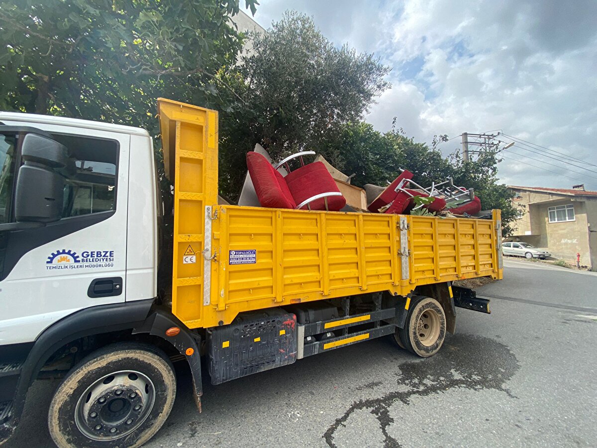 Mustafa Paşa Mahallesi'ndeki müstakil evden kötü kokular geldiğini fark edenler, durumu belediyeye bildirdi.<br><br>Eve gelen ekipler, evde çöplerin biriktiğini gördü.<br><br>