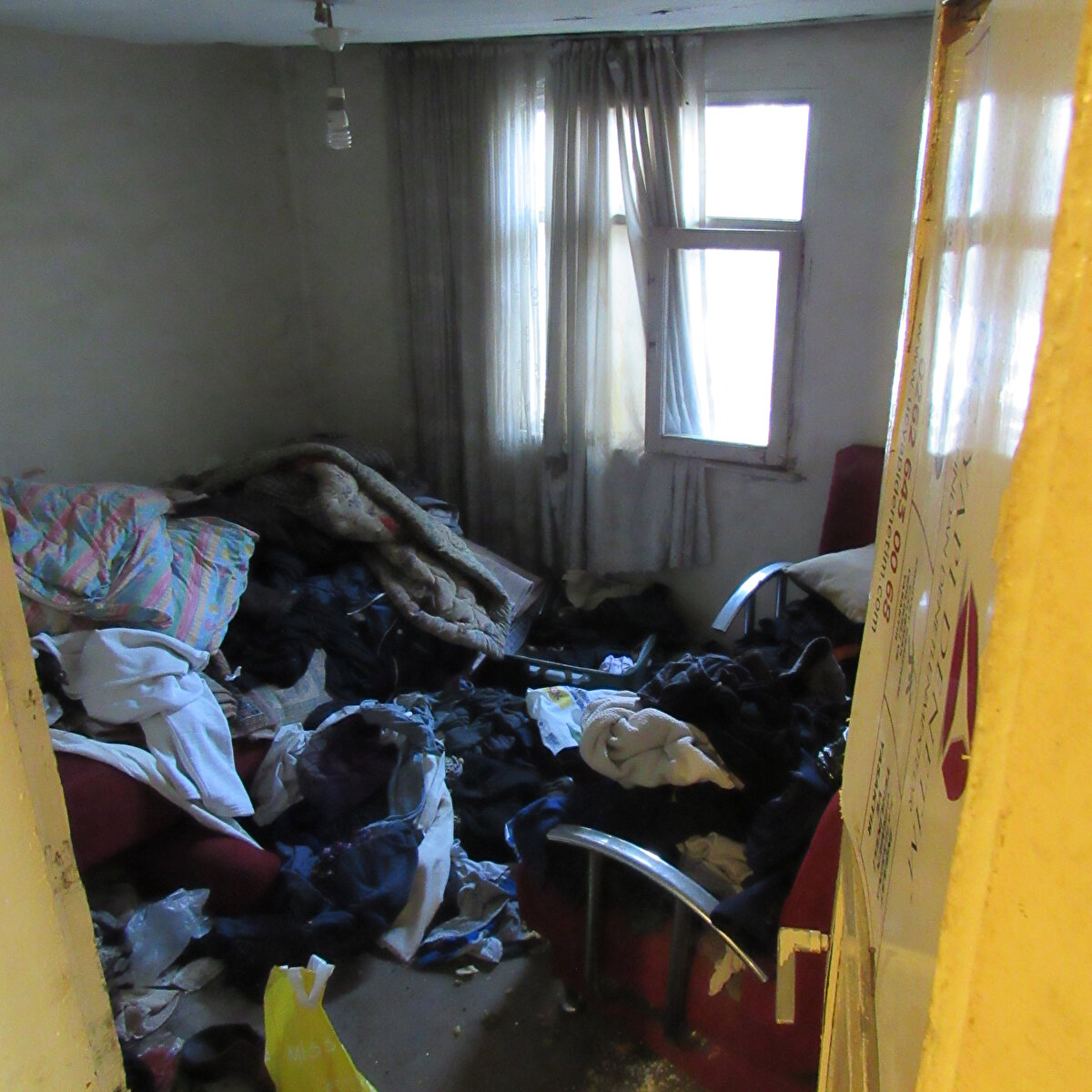 Temizlik çalışması başlatan ekipler, evden bir kamyon dolusu çöp çıkardı.<br><br>Ev, çöpten arındırıldıktan sonra Veteriner İşleri Müdürlüğü ekiplerince ilaçlandı.<br>