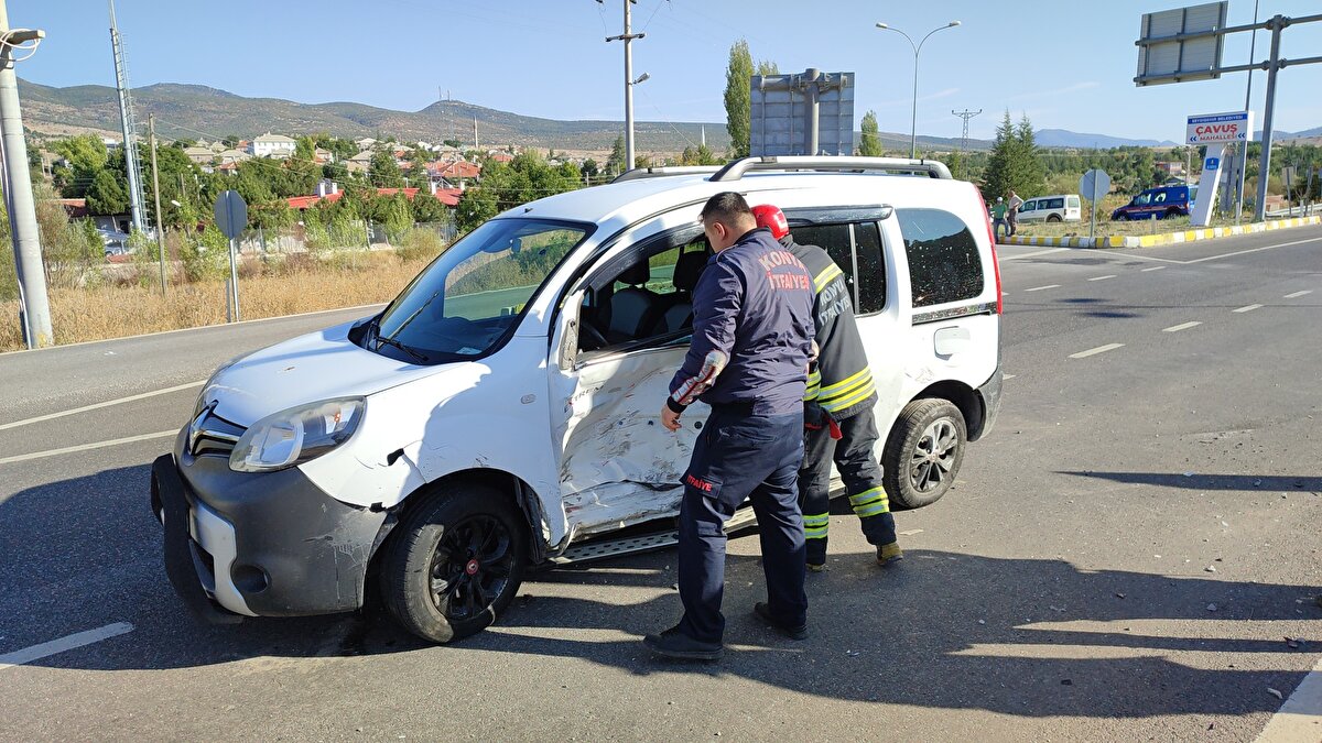 N.S.B. idaresindeki otomobil, Seydişehir - Konya kara yolu Çavuş Kavşağı'nda E.K. yönetimindeki otomobille çarpıştı.<br><br>