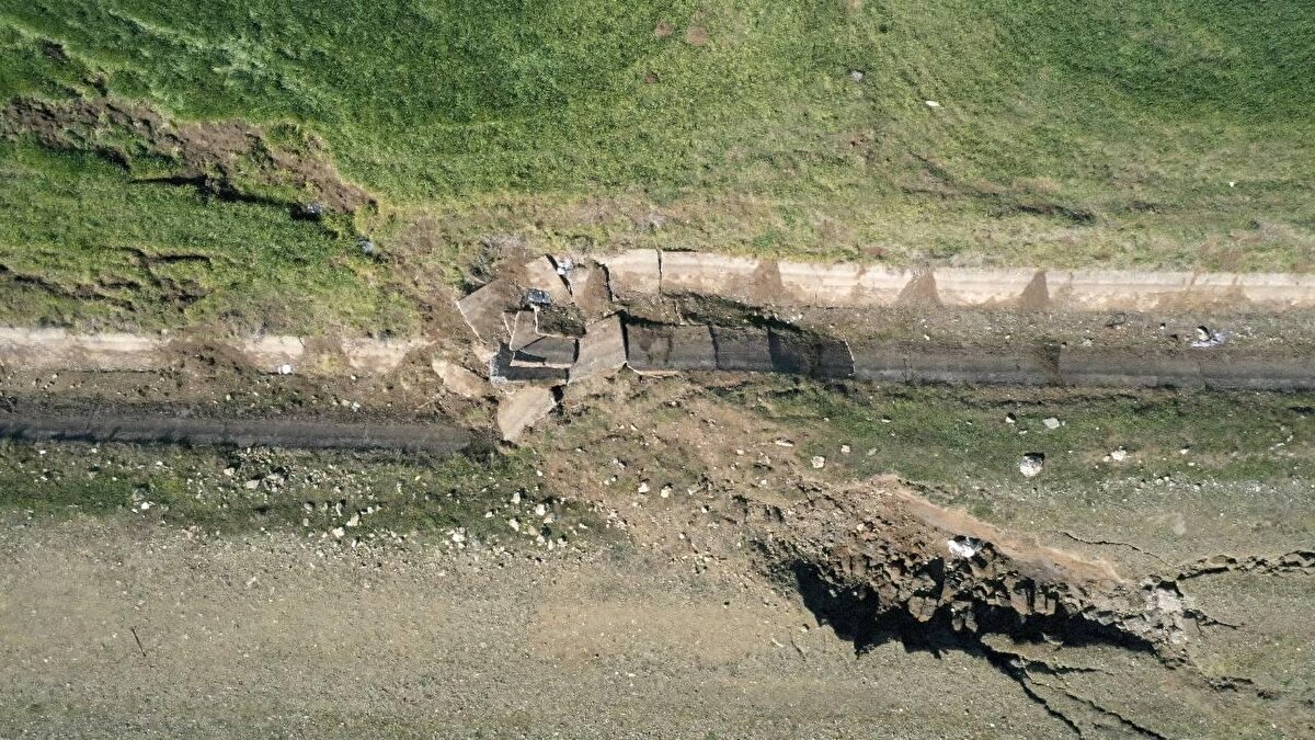 Celasun, "Önce deprem beklenen yeri tespit etmemiz lazım, kırıkların önemi buradan geliyor. Kırıkları buluyoruz ki buralarda deprem beklenebilir, buralarda deprem olabilir.Önemli olan ikincil kırıklar veya buna bağlı küçük kırıklar değil ana kırık hatları çok önemli. İstanbul için konuşulacak olursa Kuzey Anadolu kırığının Marmara'daki kırılmasını beklediğimiz kısım şu anda öncelikli ama sadece İstanbul değil Marmara'ya yakın illerin tamamında bu deprem hissedilecek. Dolayısıyla burada en kötüye hazırlanmak önemli. Biz önlemlerimizi almalıyız.Bu kırıklar mühendisler için önemi ama insanlar açısından da oturduğu yeri bilmesi, inceleyip karar vermesi için tabii ki önemli" diye konuştu.