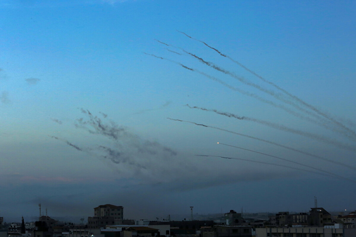 İsrail medyası da Tel Aviv'in de aralarında bulunduğu birçok bölgede siren seslerinin duyulduğunu aktardı.