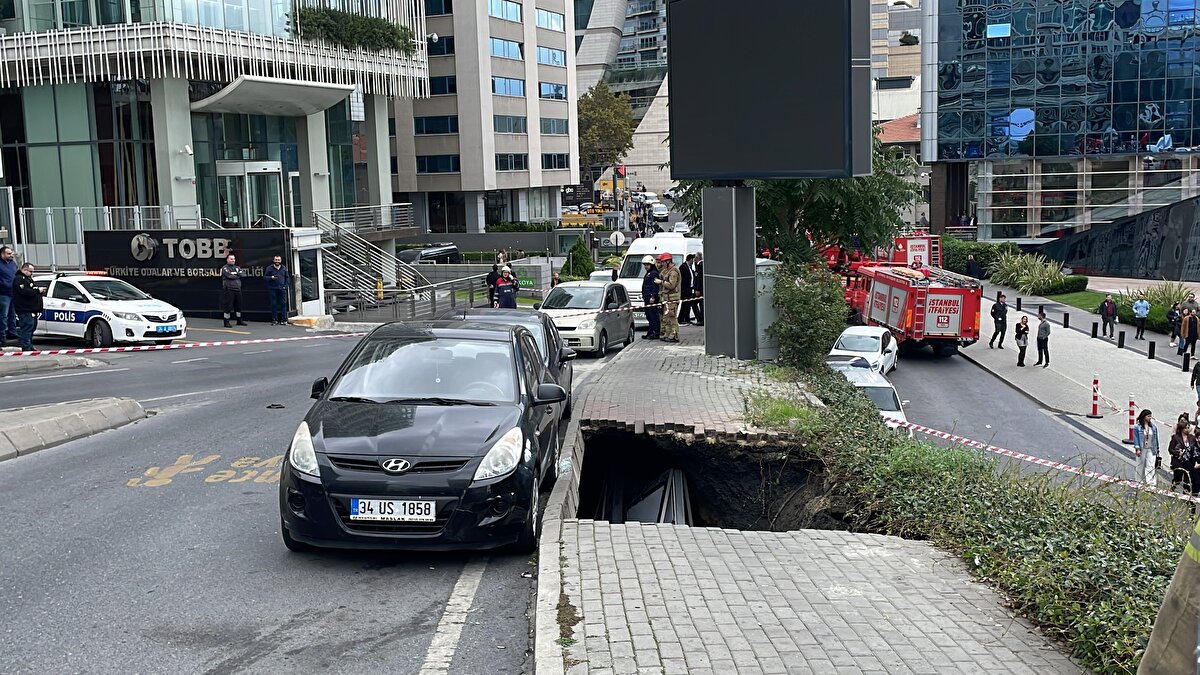 Bu sırada kaldırımda yürüyen Gülcan N, çukura düştü.