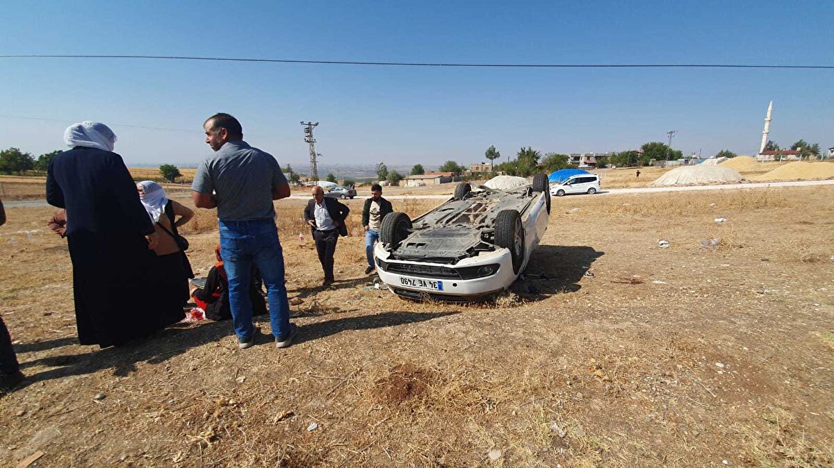 Kazada, yol kenarında ters dönerek duran otomobilin sürücüsü, araçta bulunan 3 çocuk ve 4 kişi yaralandı.