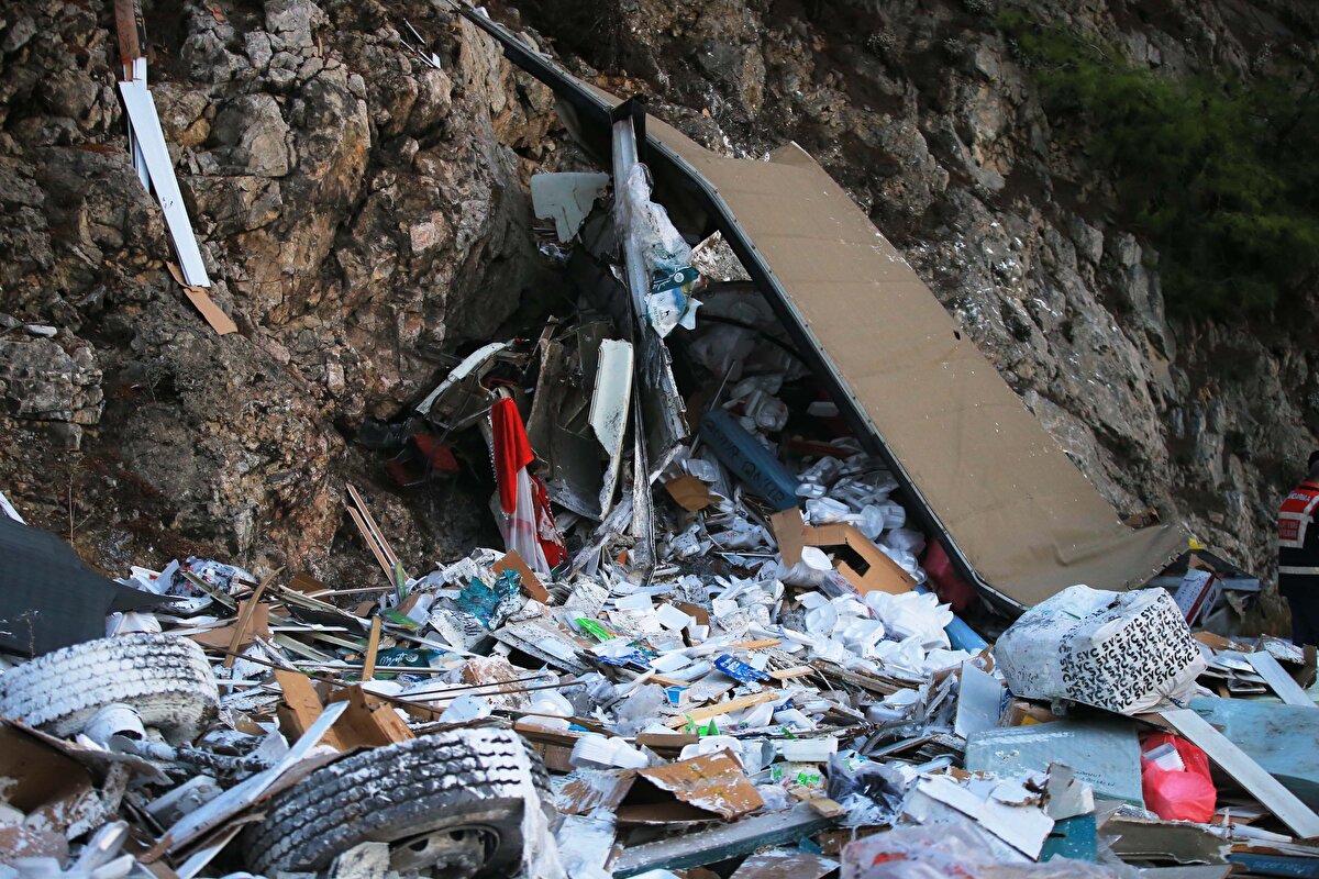 İhbar üzerine bölgeye itfaiye, jandarma, polis ve sağlık ekipleri sevk edildi.<br><br>