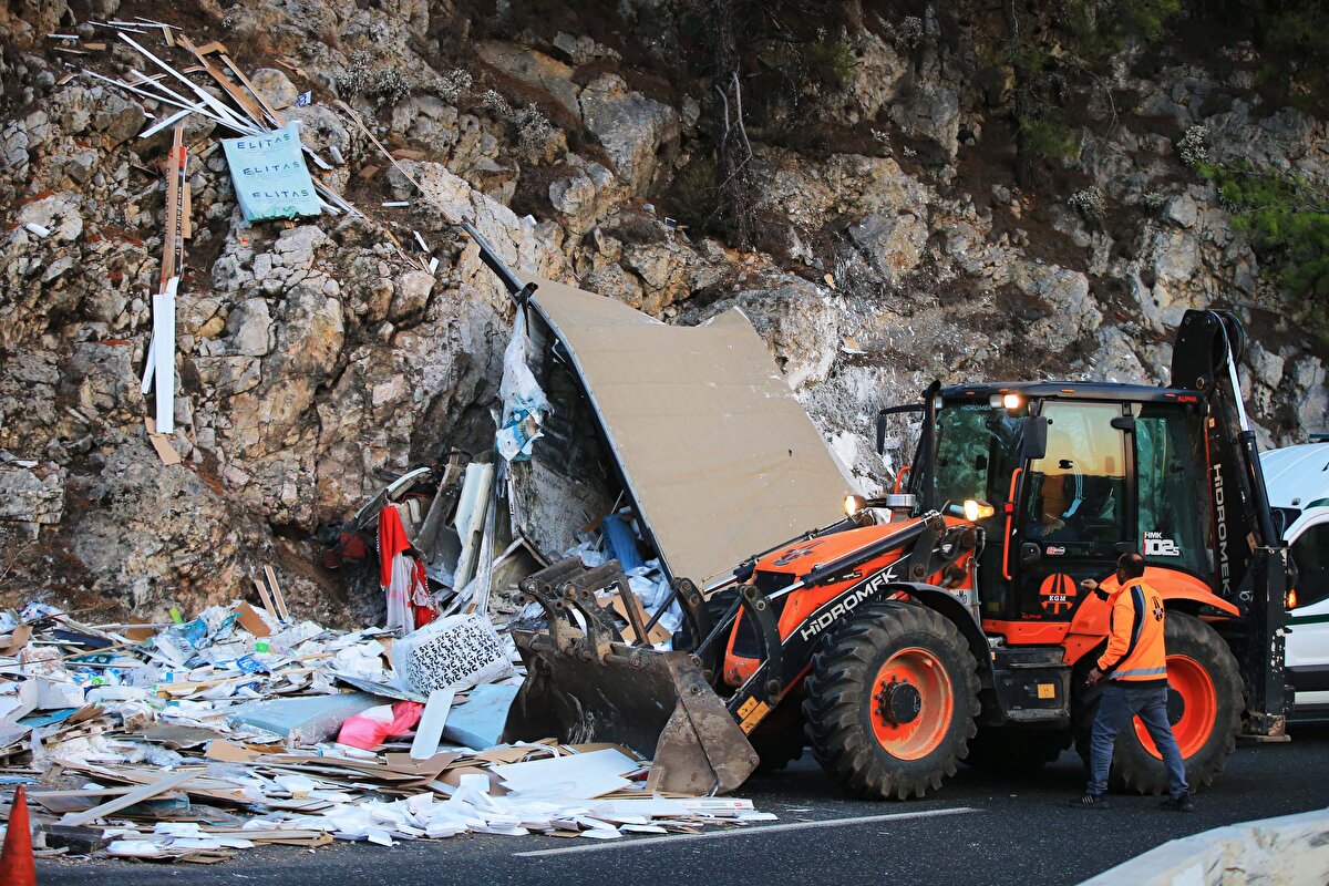 Kaza nedeniyle kara yolunda ulaşım bir süre tek şeritten kontrollü olarak sağlandı.<br><br>