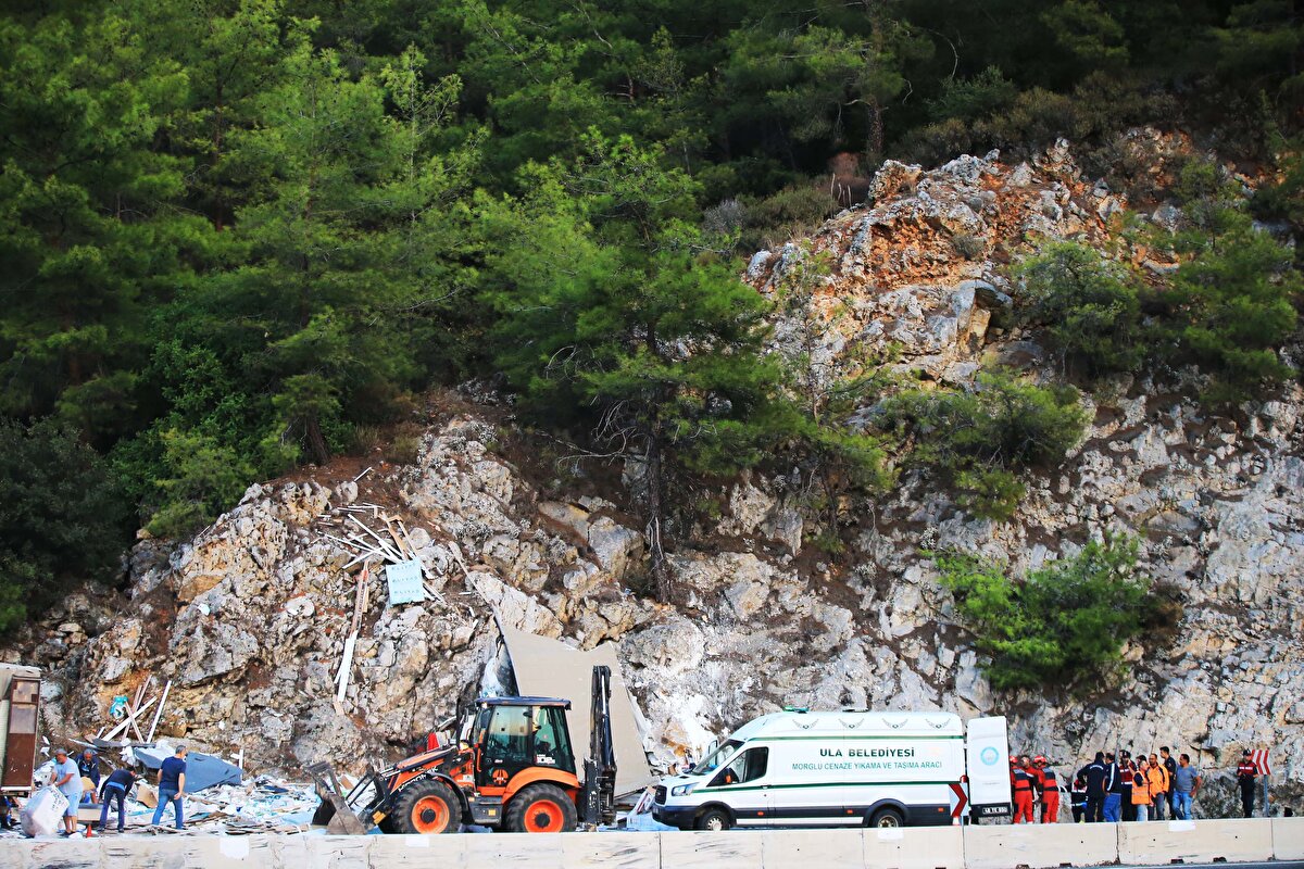 <br>Karayolları ekiplerince malzemelerin taşınmasının ardından temizlenen yol yeniden trafiğe açıldı.<br>
