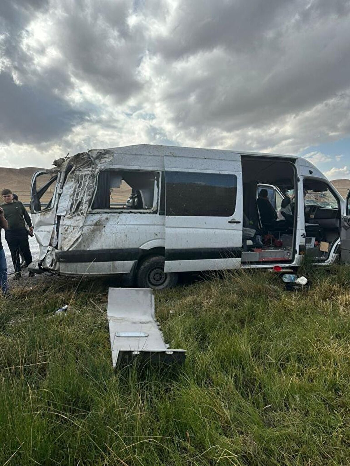 Aynı bölge yakınlarında saat 14.30 sıralarında meydana gelen kazada ise Hakkari yönüne giden  65 AAT 341 plakalı otomobil, aynı yöne geden TIR'ın dorsesine yandan çarparak kaza yaptı.  Kontrolden çıkan araçlar kayganlaşan yolda yol kenarındaki duvarından şarampole savruldu. Meydana gelen kazada, otomobil ve TIR'da bulunan 5 kişi yaralandı. 