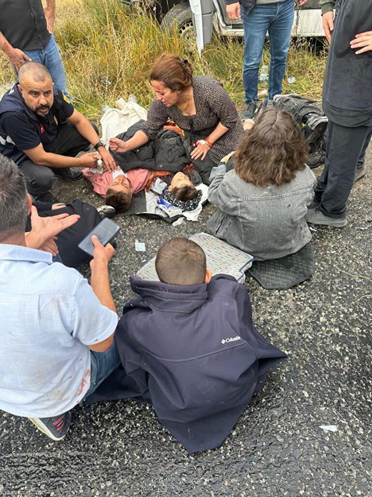 Yaralılar, ihbarla olay yerine sevk edilen İtfaiye, AFAD,UMKE ve jandarma ekipleri tarafından araçlardan çıkartıldı. İlk müdahaleleri olay yerinde yapılan yaralılar, ambulanslarla Van'daki çeşitli hastanelere kaldırılarak tedaviye alındı. 