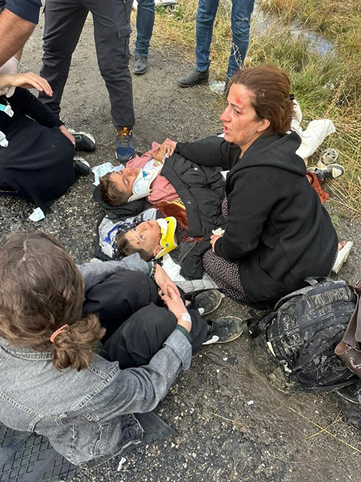 Sürücüsünün ismi öğrenilmeyen ve Hakkari yönüne giden yolcu minibüsü, yağış nedeniyle kontrolden çıkarak takla attı.  Meydana gelen kazada aralarında çocukların da bulunduğu 7 kişi yaralandı. 