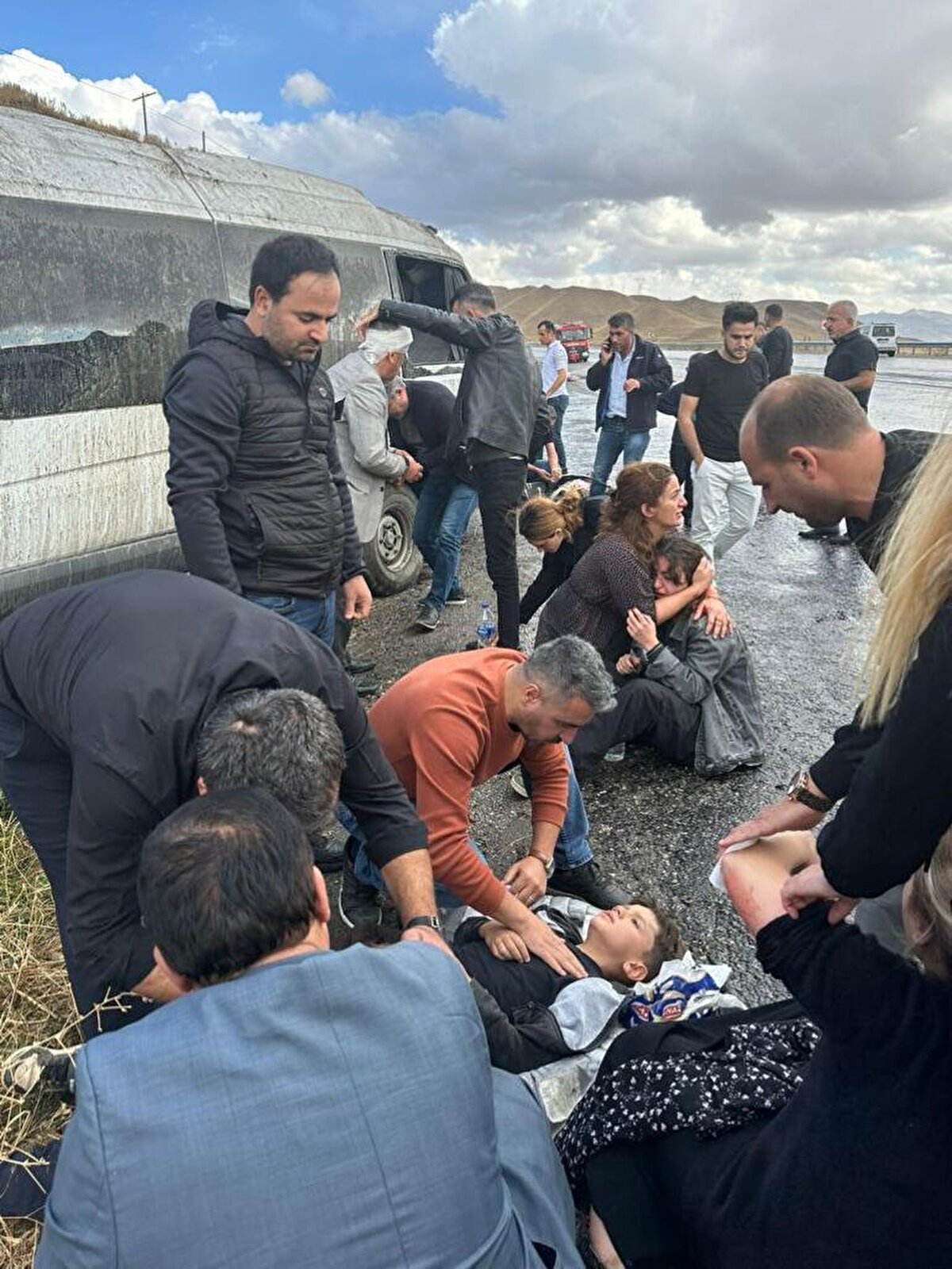 Van-Hakkari kara yolunun 90'ıncı kilometresindeki ilk kaza, saat 13.30 sıralarında Güzeldere mevkisinde meydana geldi. 