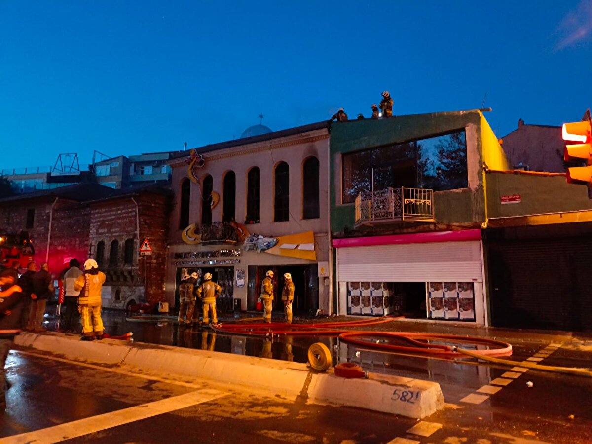 Yangın, saat 05.00 sıralarında Yavuz Sultan Selim Mahallesi'nde çıktı. Abdülezelpaşa Caddesi'nde bulunan Balat Oyuncak Müzesi'nden yükselen alevleri gören vatandaşlar durumu 112 Acil Çağrı Merkezi'ne bildirdi. Bu sırada alevler oyuncak müzesinin hem çatısını hem de içeride bulunan oyuncakları sardı.