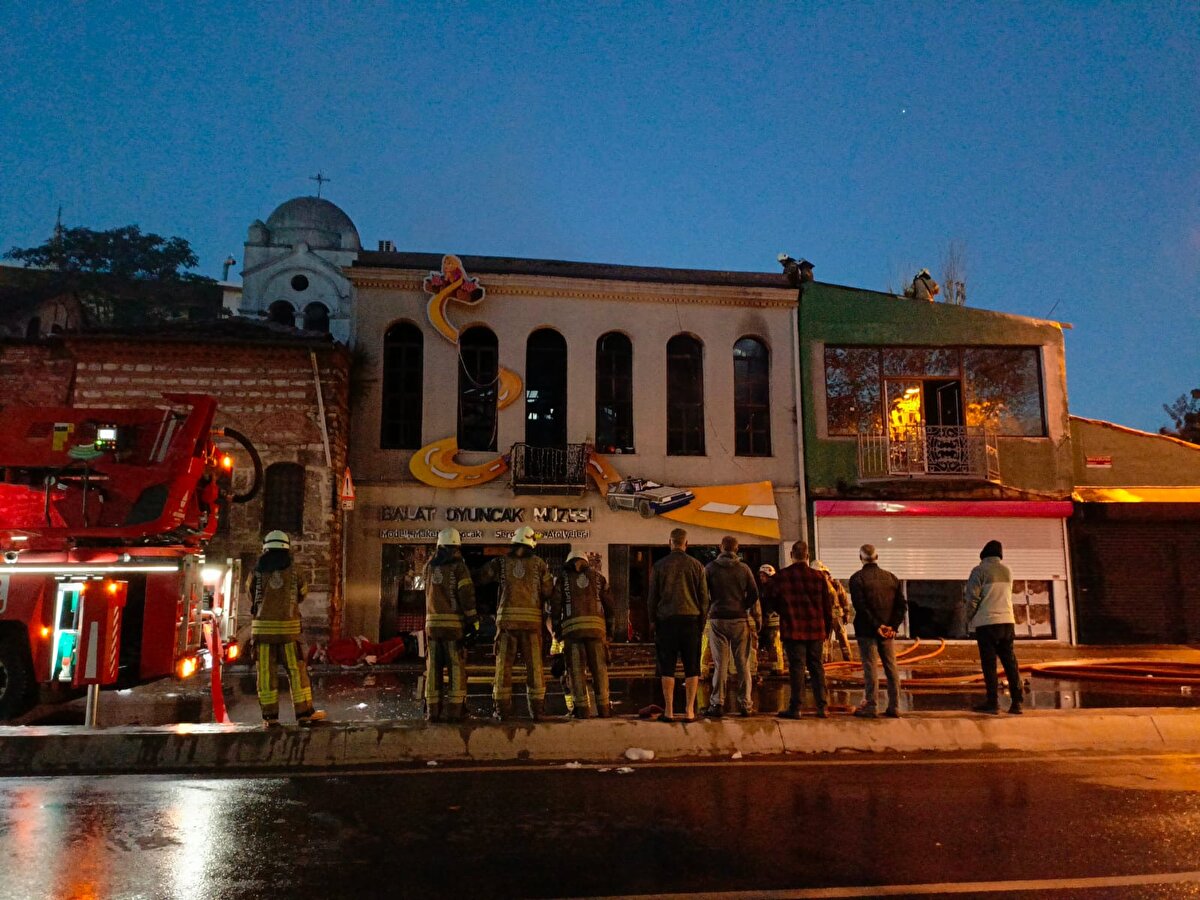 Ekipler, yangının müzenin yanında bulunan Aya Nikola Rum Ortodoks Kilisesi sirayet etmemesi için yoğun çaba sarf etti.<br><br>
