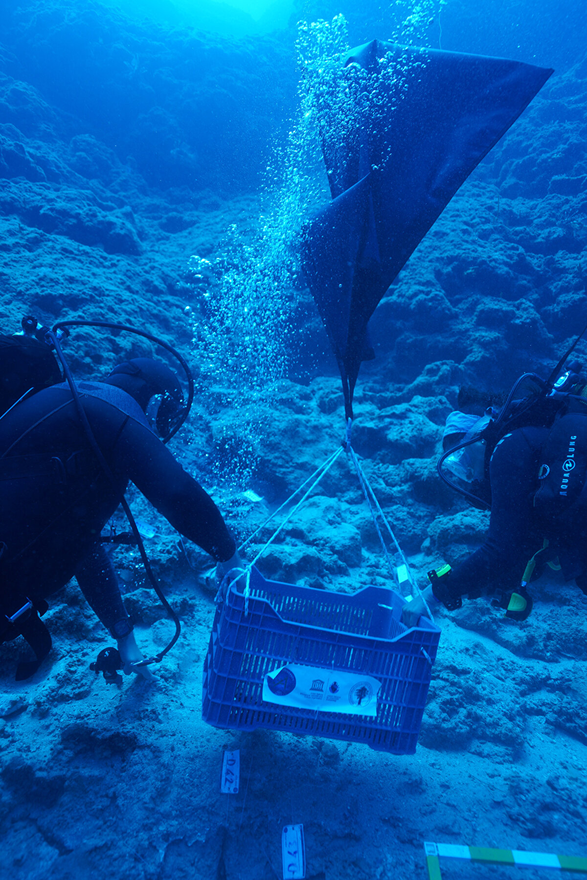 'ÇANAK ÇÖMLEK GİBİ ÜRÜNE DÖNÜŞTÜRÜLÜYOR'<br>Doç. Dr. Öniz, "Külçelere dökülen bakır madenini götürürken gemi fırtına nedeniyle batıyor. Dünyanın en eski ticaret gemisi batığı. O dönemle ilgili bu gemi içindeki eserlere bakınca ticaretiyle ilgili bilgiler elde ediyoruz" dedi. 
