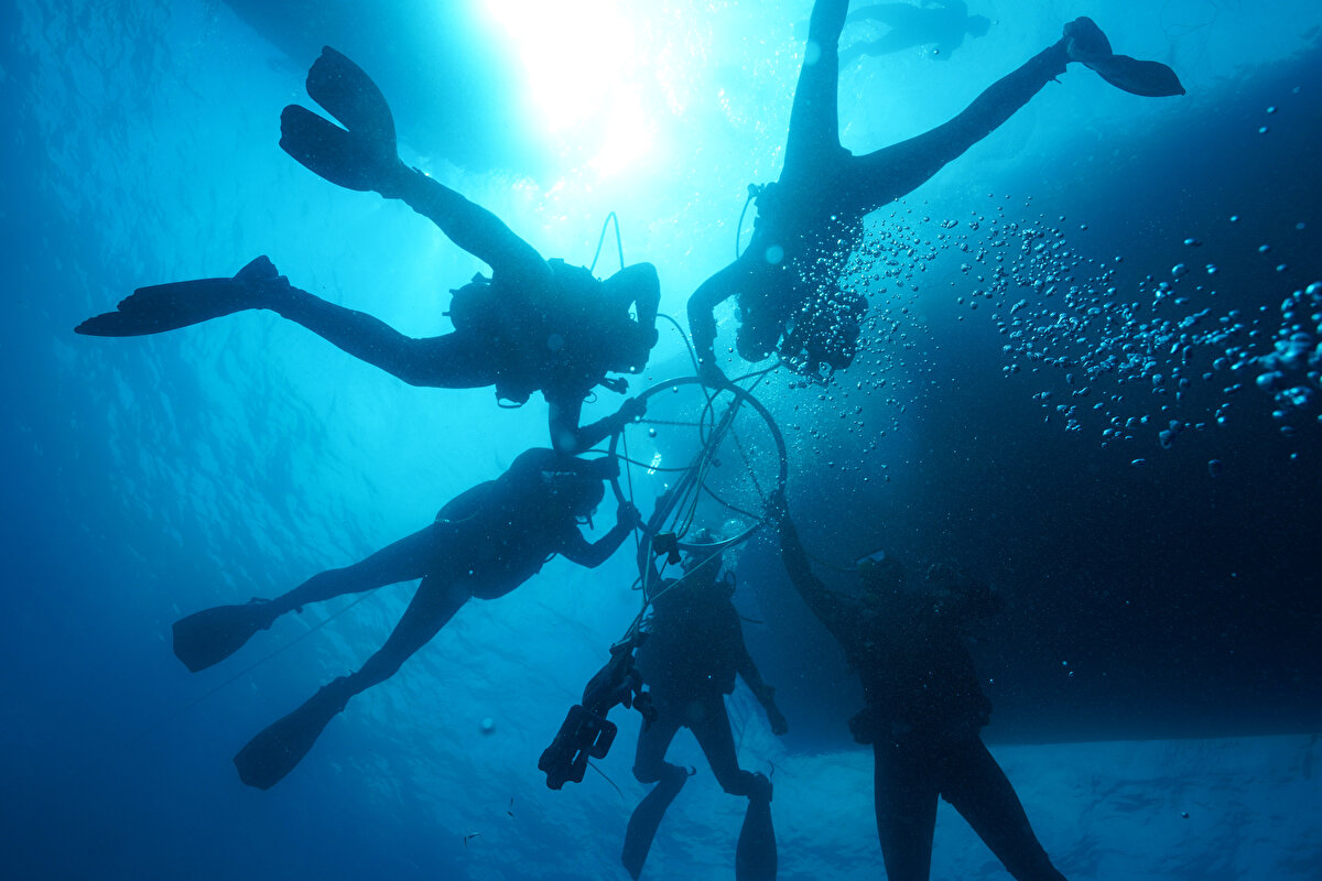 Ortalama 25 kilogramlık ağırlığa sahip, 45 santimetre uzunluğunda külçeler" dedi. Öte yandan gemiden bakır külçeler dışında bir amforaya (testi) ait parçalar ile gemidelerin şahsi eşyaları da gün yüzüne çıkarıldı. 