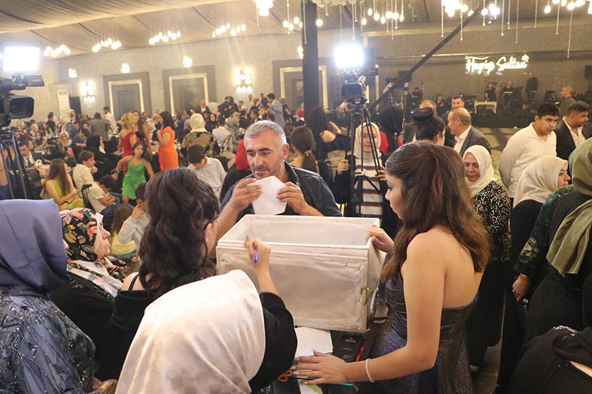 Yöresel yemek ikramı yapılan gecede, geline 7 kilo ağırlığında bilezik, taç, kemer, gerdanlık, kolye gibi takılar takıldı. 