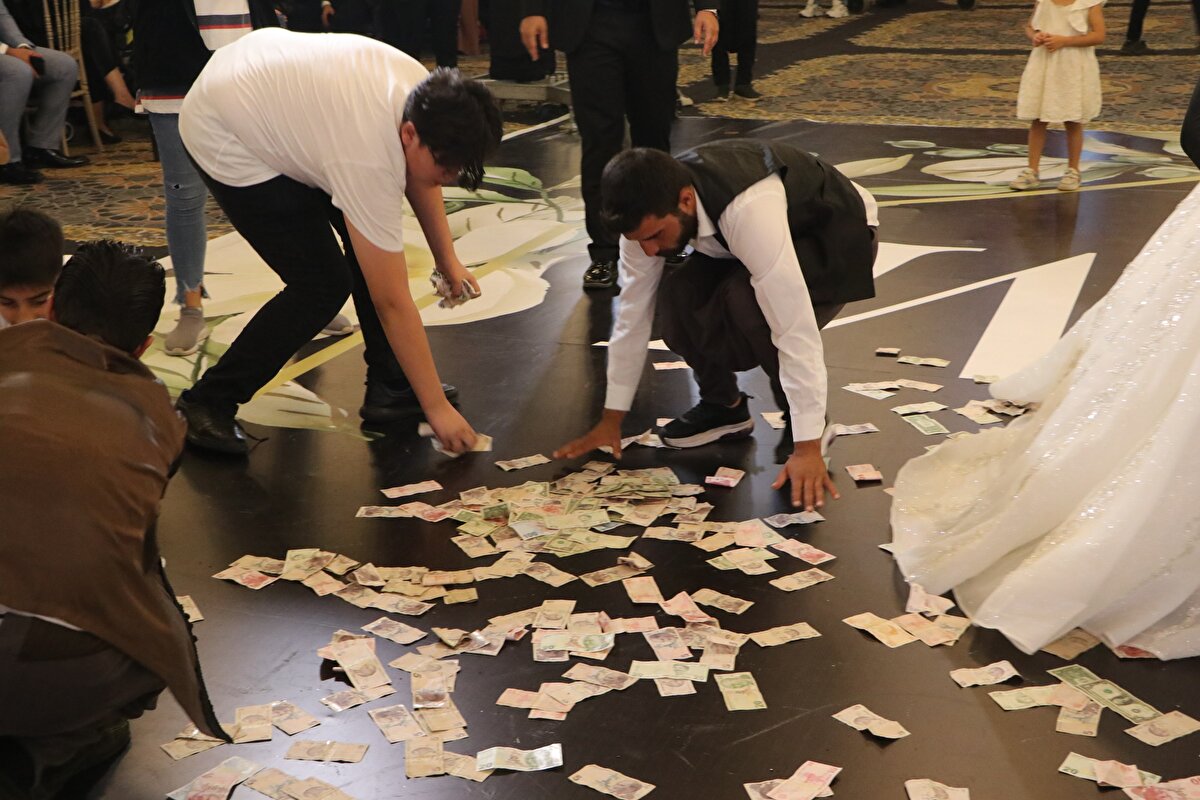 Gece sonunda açılan sandıktan çifte yaklaşık 5 milyon TL nakit para takıldığı hesaplandı.