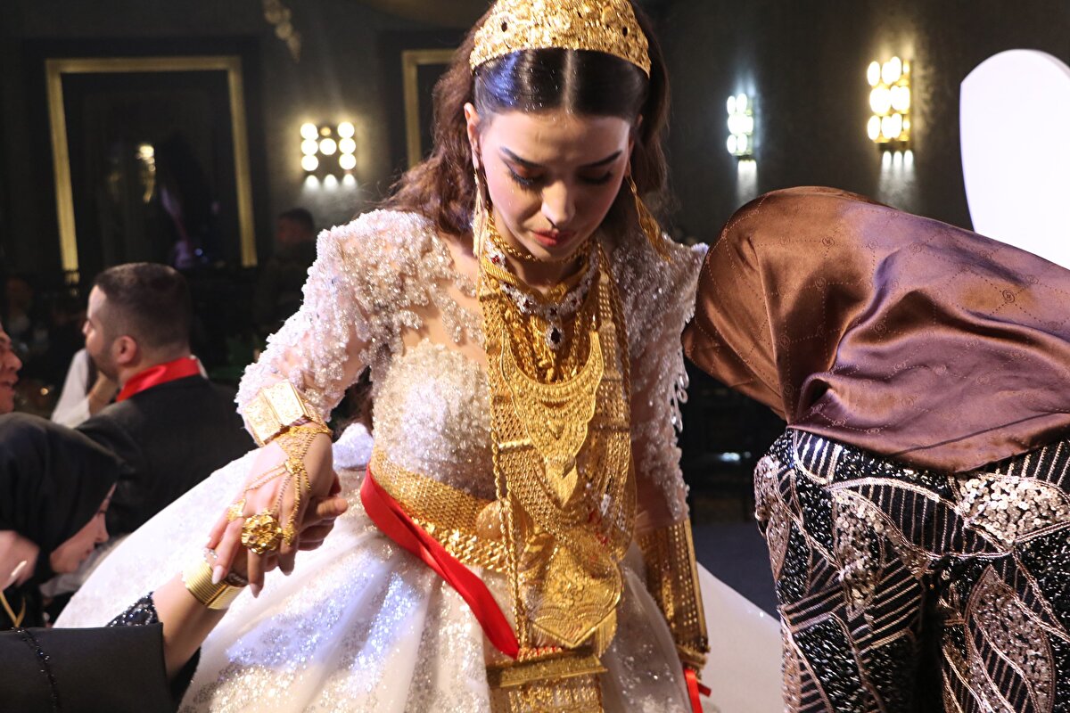 PARALARI GÖREVLİLER TOPLADI<br><br>Deste deste dolarların ve TL'nin havada uçuştuğu düğünde, orkestranın görevlendirdiği 5 kişi ise yere atılan paraları toplayarak çantalara koydu. 