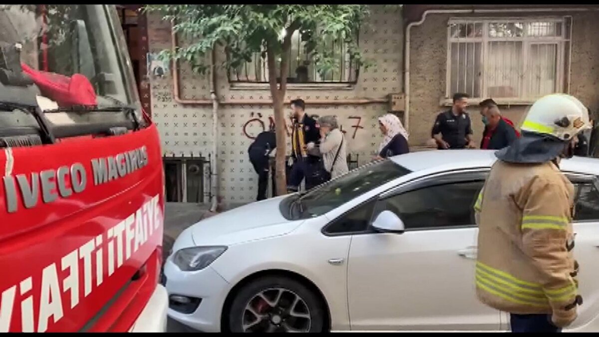 Tartışma sonrasında alkollü olduğu öne sürülen şüpheli ailesiyle yaşadığı evi ateşe verdi. Evde çıkan yangında dumanlar kısa sürede tüm binayı sardı.