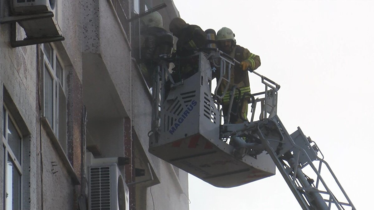 Dumandan etkilenen 6 kişi ambulanslarla hastaneye kaldırılırken 13 kişi ise ayakta tedavi edildi. İtfaiye ekiplerinin müdahalesiyle yangın söndürüldü. Polis ekipleri ise evi yaktıktan sonra kaçan şüpheliyi yakalamak için çalışma başlattı. <br><br>