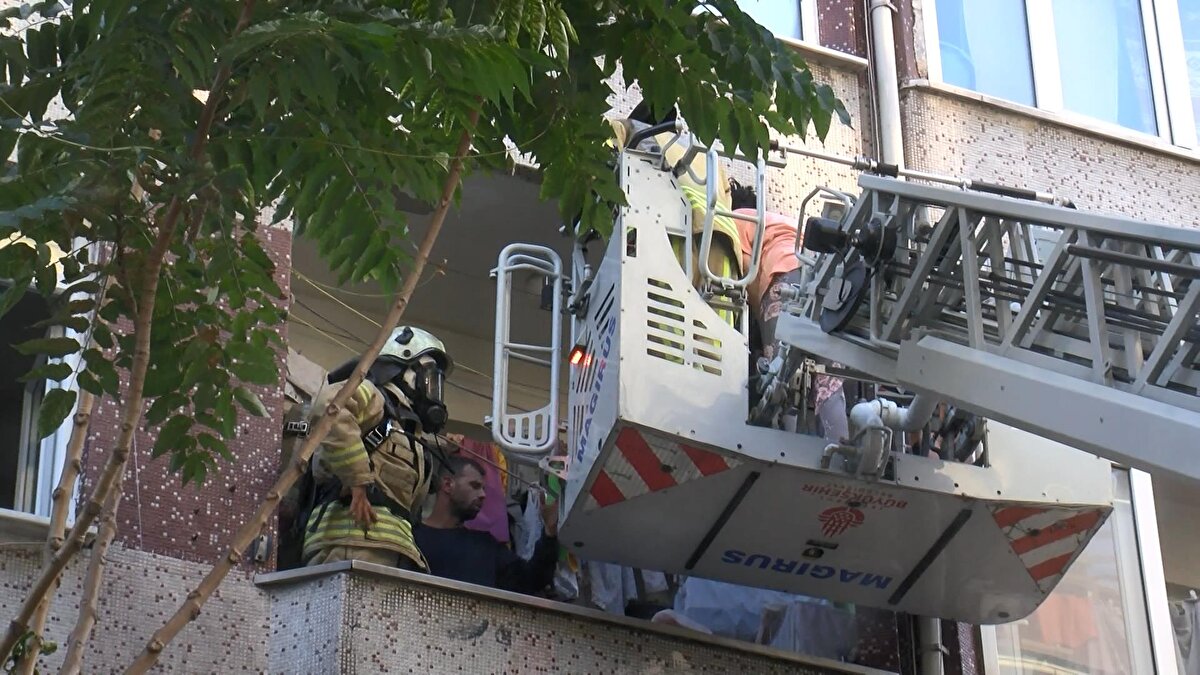 "İNSANLAR ÖLÜMDEN DÖNDÜ"<br>Yangını ailesiyle tartışan birinin çıkardığını söyleyen bina sakini “Bu binada oturuyorum. Bir aile tartışıyormuş galiba çocuk kazayla yapmış. Çocuk kendi yakmış evi. Bizde mahsur kaldık. İnsanlar ölümden döndü" dedi.