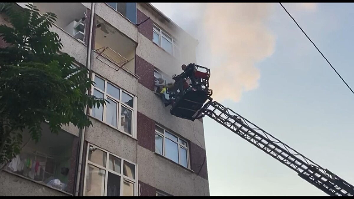 Komşuların ihbarı üzerine olay yerine çok sayıda polis itfaiye ve sağlık ekibi sevk edildi. Yangın nedeniyle binada mahsur kalan 19 kişi itfaiye merdiveni ile tahliye edildi.