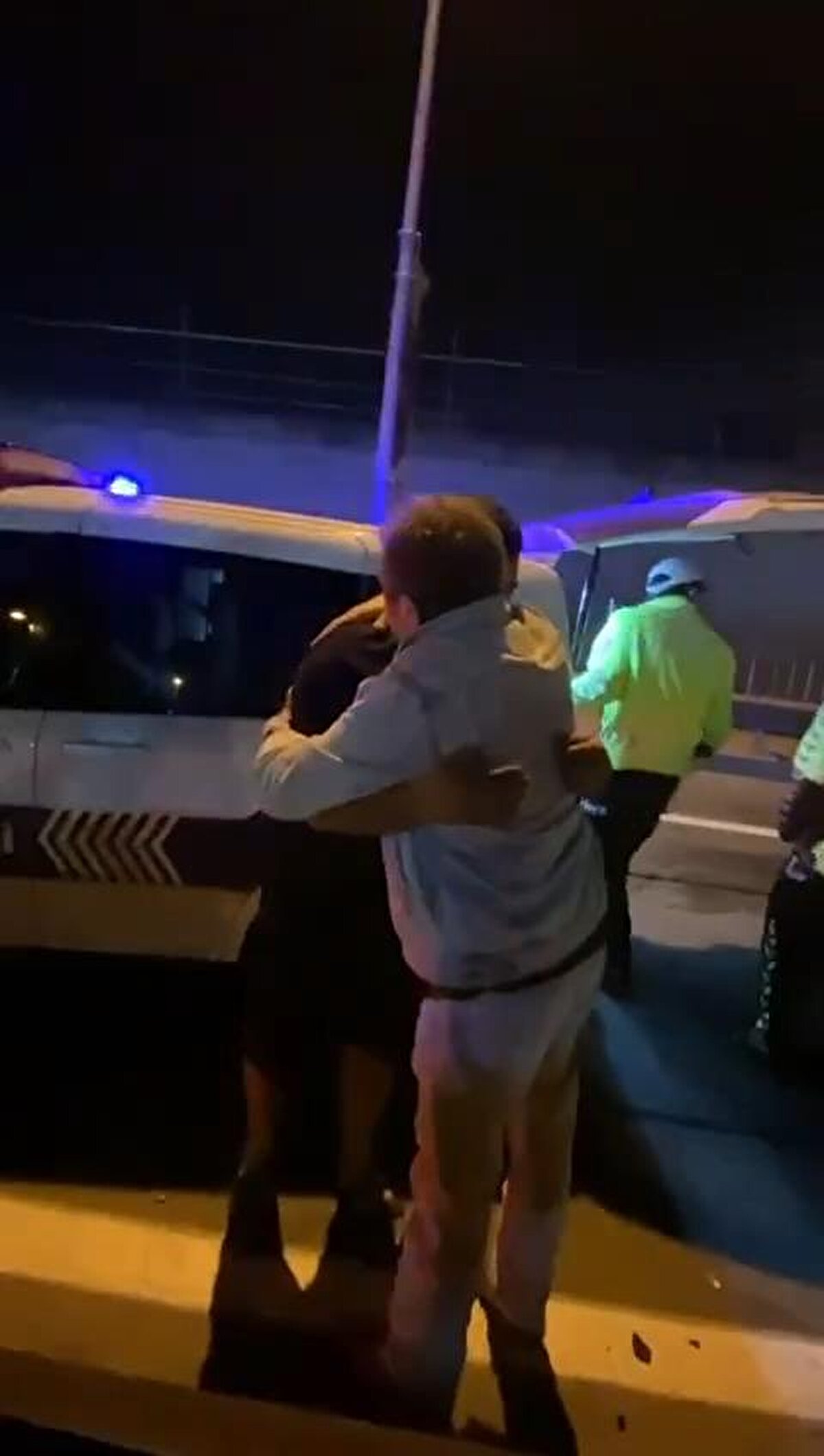 "ALKOLLÜYÜM, KANUNU DA BİLİYORUM"<br><br>Kazayı gördükten sonra olay yerine gelen bir sürücü, o anları cep telefonu kamerasıyla kaydetti. Görüntülerde, Erkan Can, "Alkollüyüm, kanunu da biliyorum, eyvallah" diyerek alkolmetreyi dedi. <br>