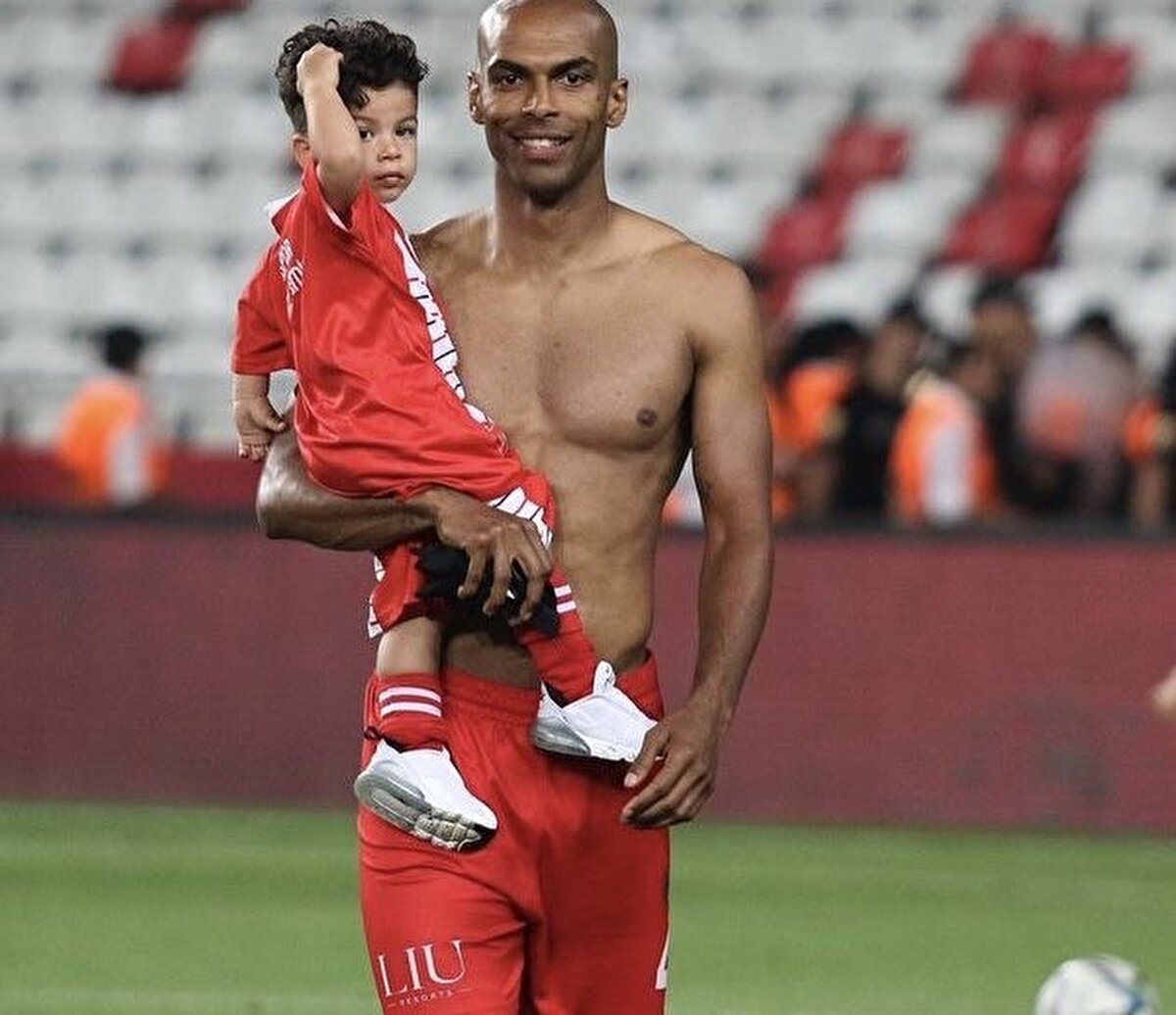 Antalyaspor'un sosyal medya hesabından yapılan paylaşımda, "Seni unutmayacağız Davi! Geçtiğimiz ay kaza geçiren futbolcumuz Naldo Pereira’nın oğlu Davi'nin vefat ettiği haberini derin bir üzüntü ile öğrenmiş bulunmaktayız. Minik Davi'ye Allah'tan rahmet; futbolcumuz Naldo ve ailesi başta olmak üzere sevenleri, yakınları ve camiamıza başsağlığı dileriz” denildi.