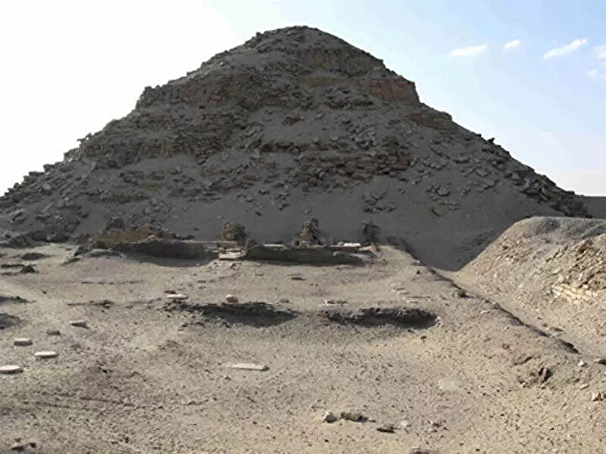 Ne saklandığı bilinmiyor<br><br><br><br>Bu odaların tavanları ve zeminleri 'ağır hasar görmüş' ve orada tam olarak ne saklandığı belirsizliğini koruyor.<br>Ekip, elde edilen bulguların, nasıl inşa edildiği ve gizli odalarda nelerin saklandığı da dahil olmak üzere Sahura Piramidi hakkında kalan gizemlerin çözülmesine yardımcı olacağını umuyor.