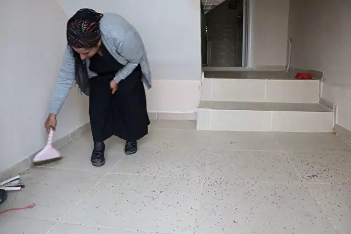 Yüksekova'nın merkezine 3 kilometre mesafede bulunan ve düz alanda yer alan, 100 haneli Vezirli Mahallesi, sonbahar aylarıyla birlikte tespih böceklerinin istilasına uğradı.