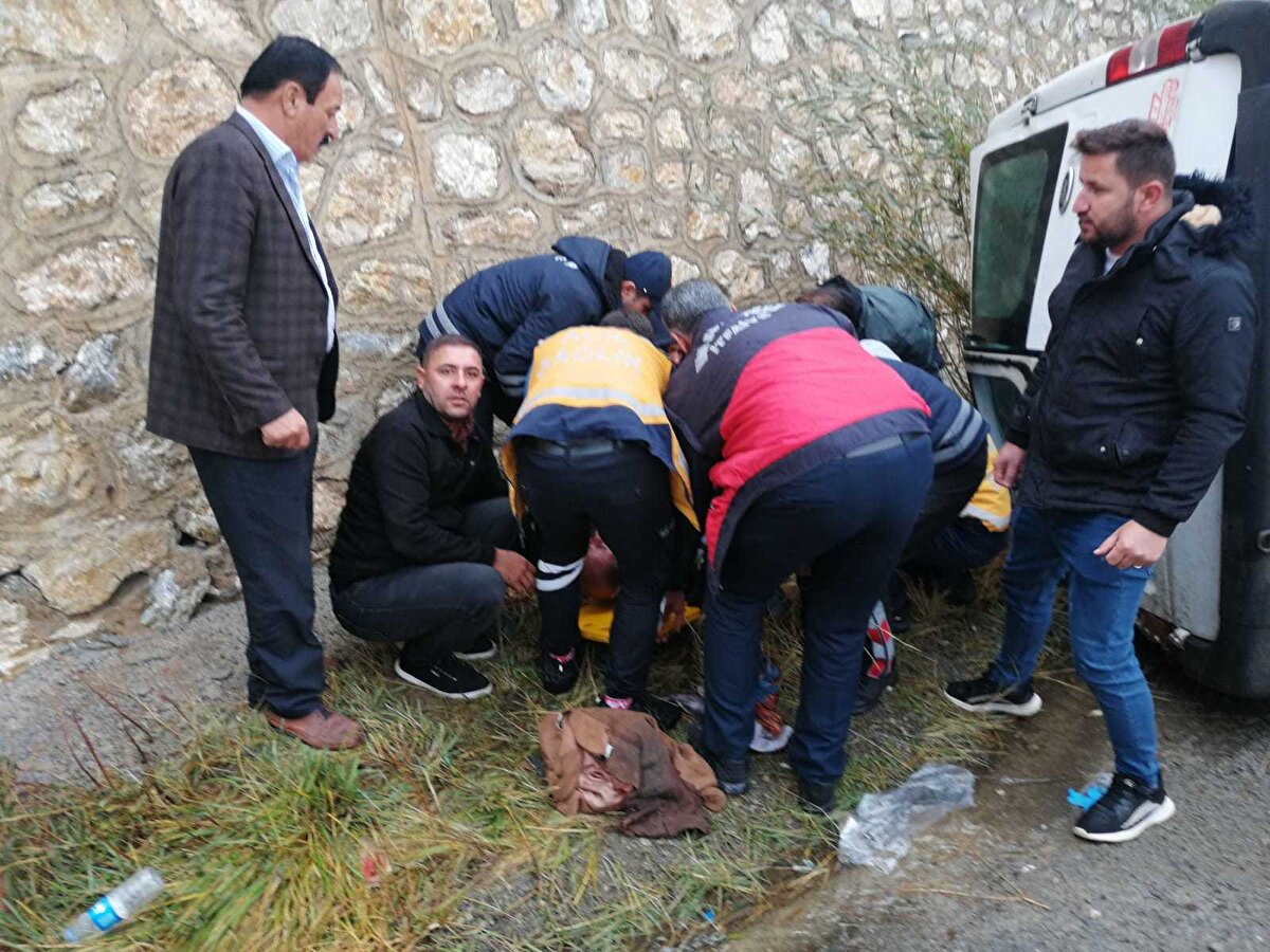 Hakkari yönünden Van'a gelen Sıddık Çoban yönetimindeki 65 V 4605 plakalı yolcu minibüsü, yağış nedeniyle kayganlaşan yolda, kontrolden çıkıp takla attı.