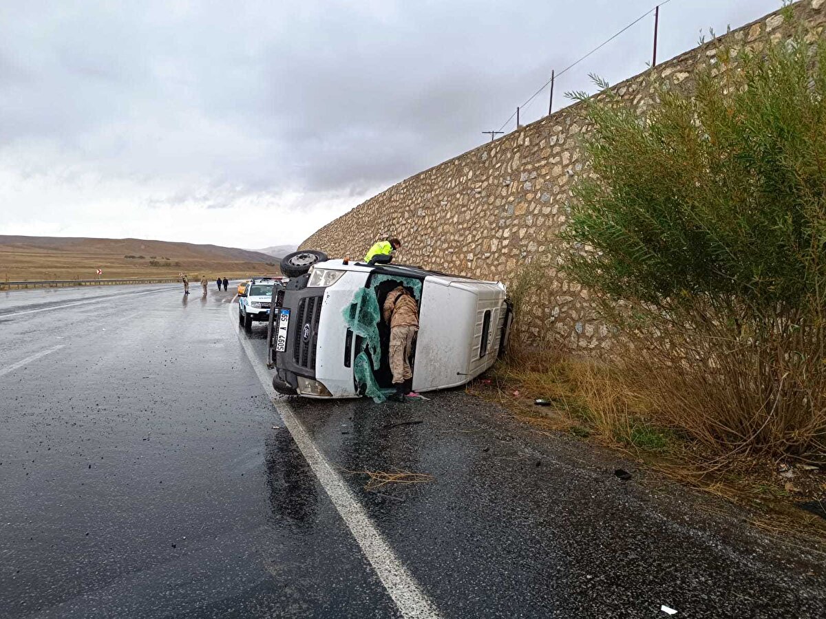 Kaza nedeniyle bir süre trafiğe kapatılan yol, minibüsün kaldırılmasının ardından yeniden ulaşıma açıldı.