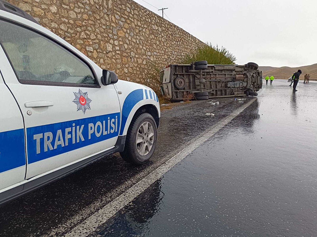 Yaralılar, ihbarla kaza yerine sevk edilen itfaiye, AFAD, UMKE ve jandarma ekipleri tarafından araçtan çıkarılıp, ilk müdahalelerinin ardından Van'daki hastanelere kaldırılarak tedaviye alındı.
