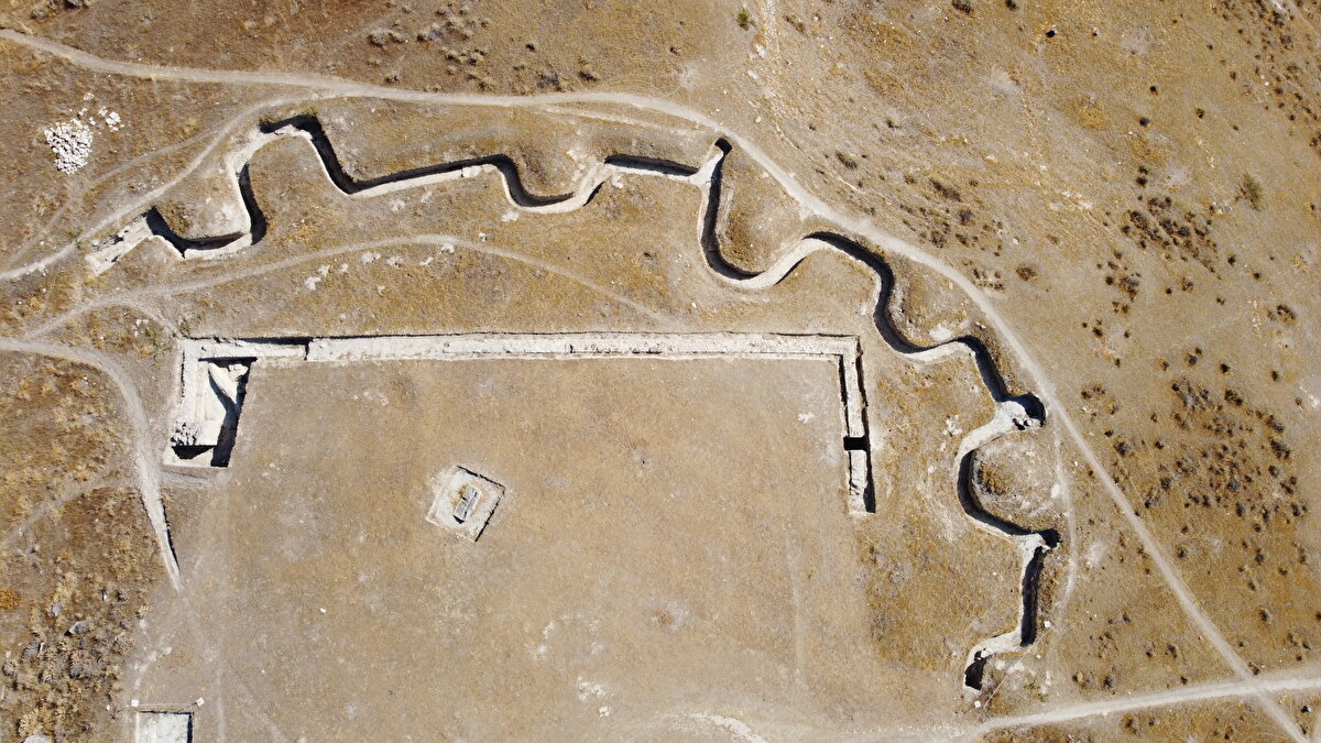 Lidya Krallığı döneminde kurulduğu, Antik Makedonya Krallığı döneminde en parlak dönemini yaşadığı bilenen antik kentte, Milli Mücadele döneminden kalma siper tespit edildi.<br><br>