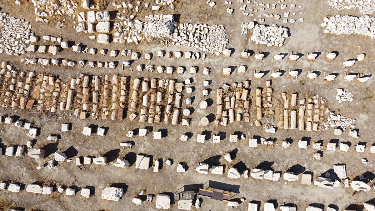 Arkeologlar, antik tiyatronun yaslandığı tepenin yamaçlarında, doğu, güney ve batı yönlerinde, 1-1,5 metre genişliğe ve 200 metrelik uzunluğa sahip zikzak yapılı olduğu belirlenen siperin 104 metrelik bölümünü ortaya çıkardı.<br><br><br>