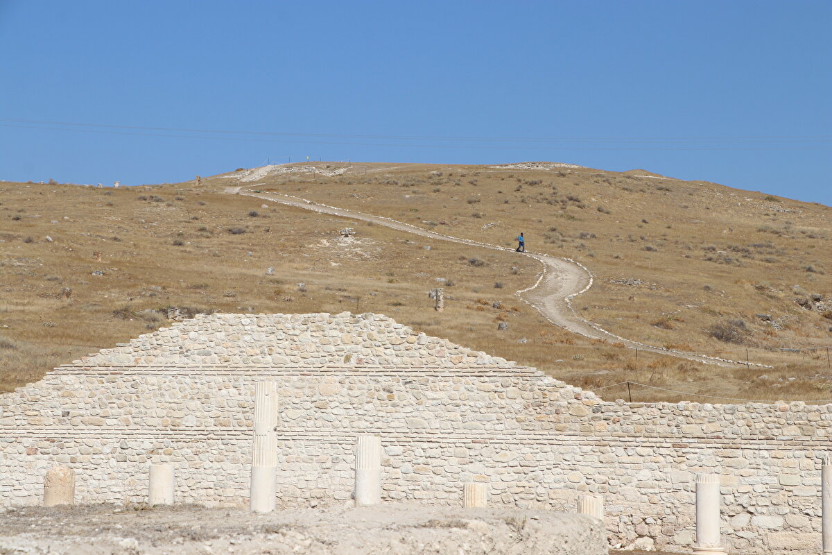 Koğuş olarak kullandıkları taş yapı da bulundu<br><br>Bahadır Duman, Menderes Ovası'na hakim pozisyonda kurulmuş siperi, Tripolis'in kültürel dokusunun devamlılığını gösteren bir unsur olarak nitelendirdiklerini söyledi.<br>