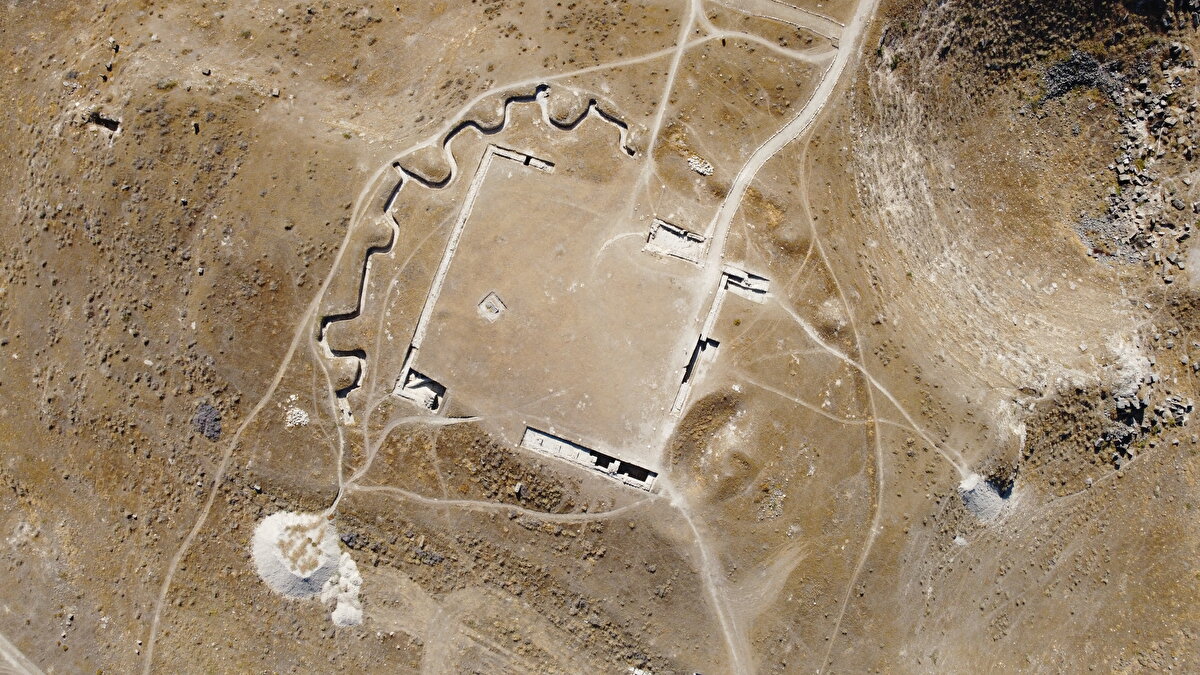 "Arkeolojik kazı çalışmalarıyla elde ettiğimiz bu buluntular oldukça önemli"<br><br>Siperin Milli Mücadele dönemine ışık tutması açısından önemli olduğunu vurgulayan Duman, şu ifadeleri kullandı:<br><br><br>"1920 ile 1922 arasında Denizli'nin Milli Mücadele dönemine ait birçok yazılı belge var ama somut olarak arkeolojik kazı çalışmalarıyla elde ettiğimiz bu buluntular oldukça önem ihtiva etmekte. Tabii Cumhuriyet'in 100. yılını büyük coşkuyla kutluyoruz bu sene. Bunun bir arkeolojik kazıyla desteklenmesi aynı zamanda önemli diye düşünüyorum."