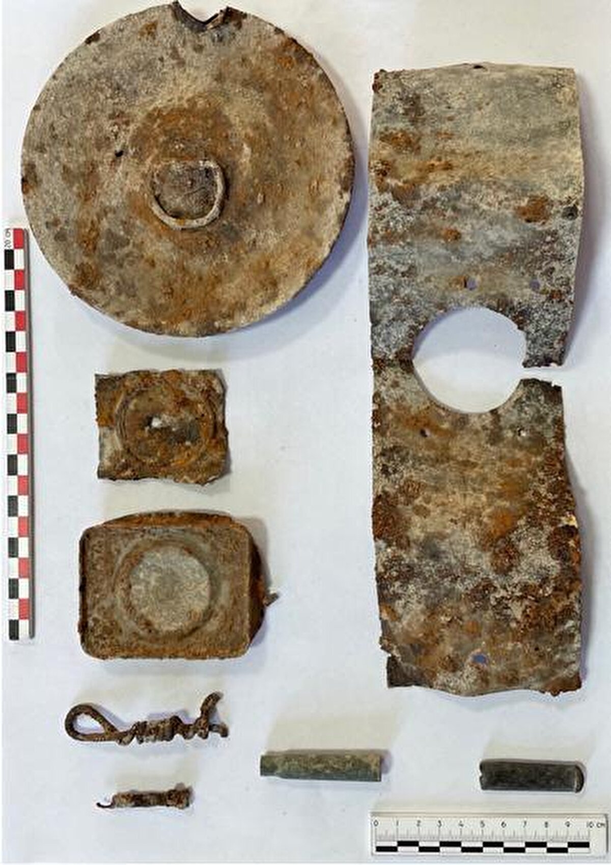 Duman, siperin hemen gerisinde yaklaşık 21 metrekarelik dikdörtgen planlı bir taştan yapılmış koğuşun da bulunduğunu belirterek, "Bunları siperleri kullananların barınma birimleri olarak yorumladık. Merkezinde bir ocak yer alan bu alanda aynı zamanda çok sayıda da gaz lambası parçaları ele geçti. Yaklaşık 8-10 kişinin barınabileceği bir mekan siperlerin gerisine inşa edilmiş." dedi.<br><br>