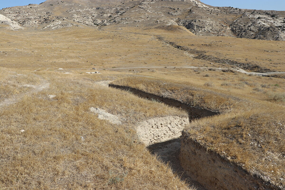 Neolitik dönemden itibaren Tripolis'te başlayan kültürel katmanlaşmanın 1920'lere kadar sürdüğünü anlatan Duman, şöyle konuştu:<br><br>"Bu anlamda önemli. Siperlerde tabii günümüze daha yakın olması itibarıyla farklı buluntular da ele geçti. Bunların arasında pirinçten yapılmış mermiler, fişek kovanları, yine çeşitli ebatlarda tüfeklerin parçaları, yine bu mevzileri kullananların yeme içmede kullandıkları çeşitli konserveler bulduk. Bunların içerisinde Portekiz'den ithal edilmiş sardalye konserve kutuları, Uruguay'dan ithal edilmiş sığır eti konservesi çok sayıda ele geçti."<br><br>