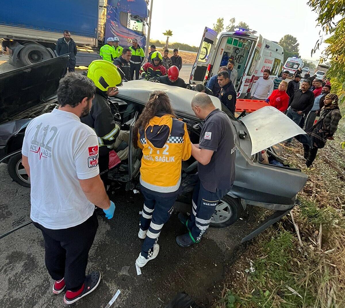 Aynı yöne giden Engin Sezgin idaresindeki otomobil de duramayıp, hafif ticari araca çarptı. Hafif ticari araç savrulup, yol kenarındaki pamuk tarlasına devrildi.