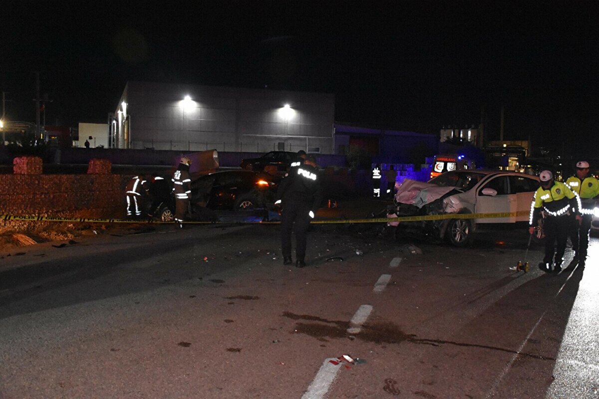 Kaza, dün akşam, İzmir- Kemalpaşa yolunda meydana geldi. Emlakçı Kenan Işık'ın direksiyon kontrolünü yitirdiği otomobil, karşı şeride geçip H.P. (53) yönetimindeki ciple çarpıştıktan sonra yol kenarındaki duvara çarptı.